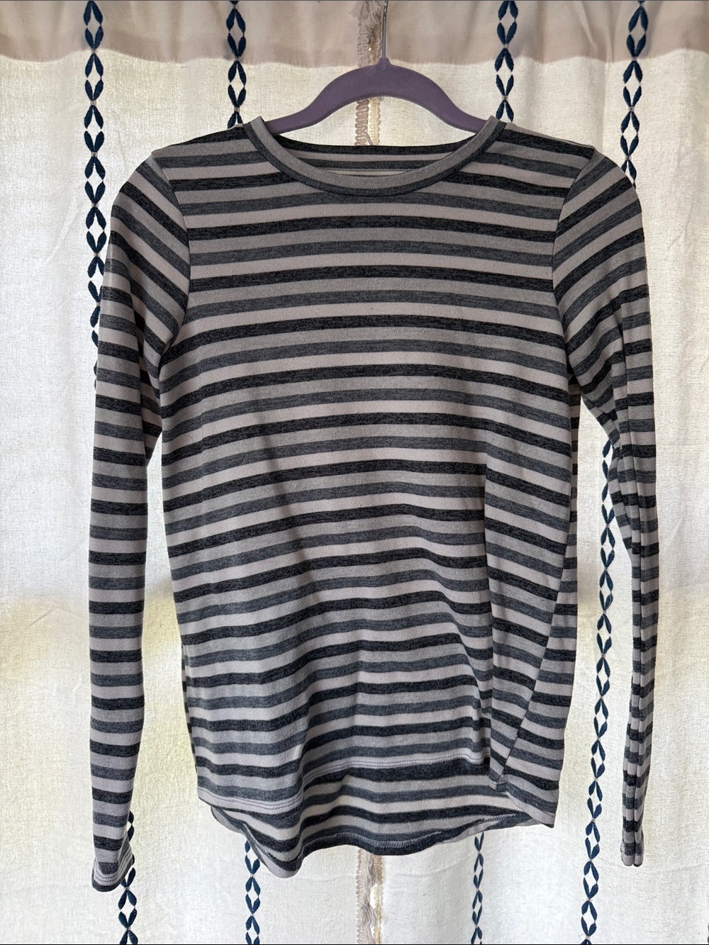 American Eagle Outfitters Gray & Black Striped Long-Sleeve Tee